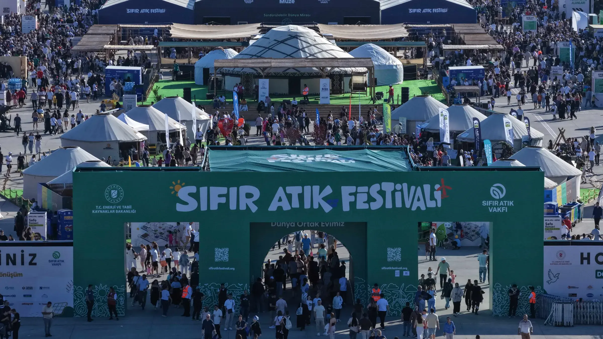 Kyocera için kurulan dört cepheli beyaz ada stand