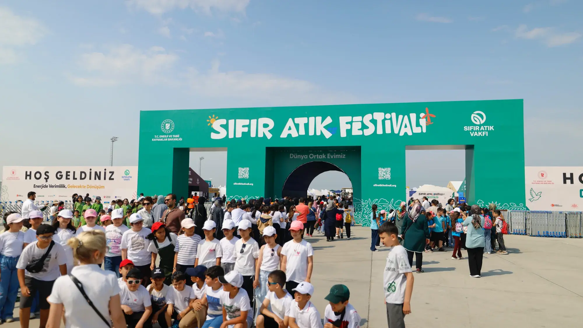 Sıfır Atık Festivali ana giriş takı, önünde ziyaretçi grubu