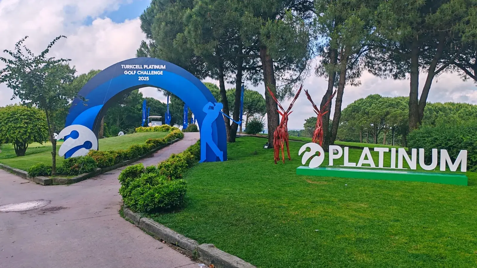 Fuar salonunda makaslı platformla süren iki katlı stand kurulumu