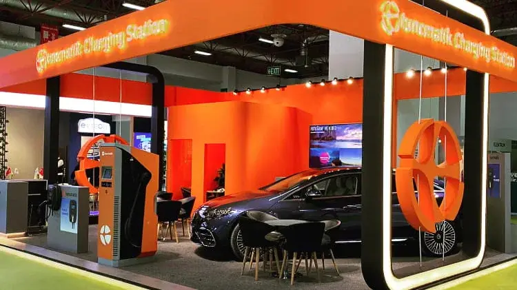 Araç platformu ve sergileme standları örneği