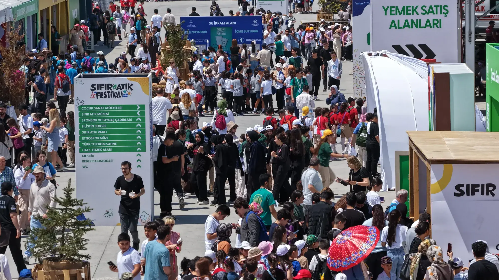 Atölyede boya kabininde askıya alınmış stand paneli